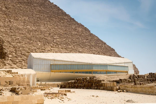 The pavilion with Khufu ship — Stock Photo, Image