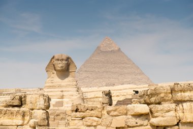 Sfenks ve piramit