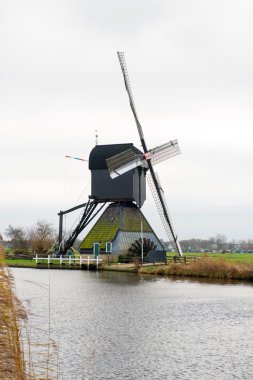 Geleneksel Hollanda yel değirmeni