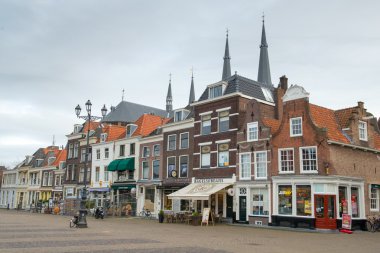 eski evde: delft
