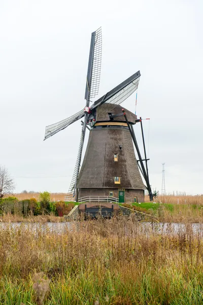 Moulin à vent hollandais traditionnel — Photo