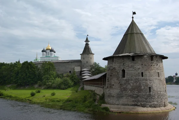 Pskov Kreml és a Szentháromság-székesegyházra — Stock Fotó