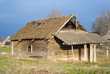 ahşap evi terk