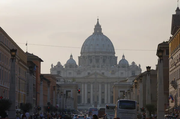 Via della Conciliazione and Saint Peter Cathedral — Stock Photo, Image