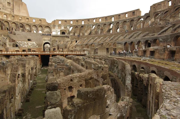 Koloseum je jedním z nejpopulárnějších turistických atrakcí v Římě, Itálie — Stock fotografie