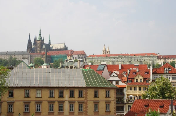 Svatého Víta katedrála a Pražský hrad — Stock fotografie