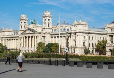 Macaristan 'ın başkenti Budapeşte' nin tarihi merkezindeki cadde manzarası