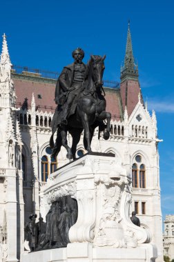 Macaristan 'ın Budapeşte kentindeki Parlamento binasının önündeki Kont Gyula Andrassy' nin bronz binicilik heykeli.
