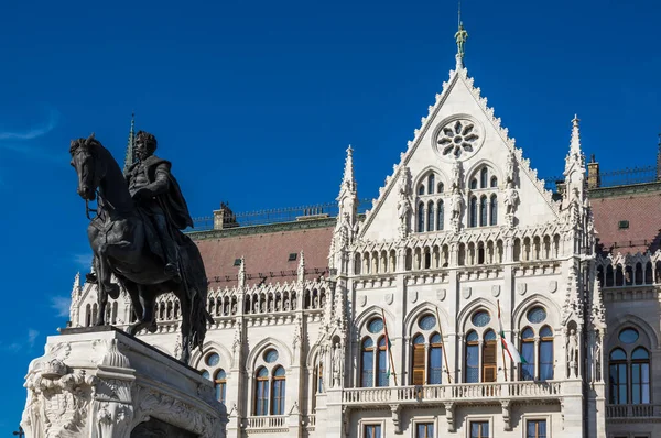 Bronsridstatyn Greve Gyula Andrassy Framför Parlamentets Byggnad Budapest Ungern — Stockfoto