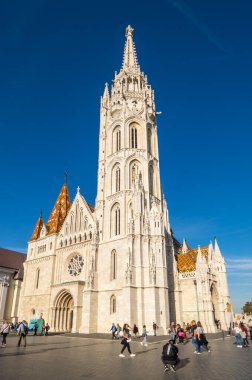 BUDAPEST, HUNGARY - 12 Ekim 2019: Fisherman 's Bastion Macaristan' ın başkenti Budapeşte 'deki en tanınmış eserlerden biridir