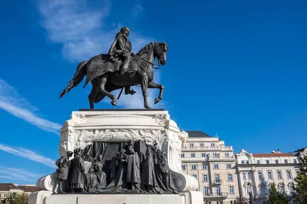 Estátua Equestre Bronze Conde Gyula Andrassy Frente Edifício Parlamento Budapeste — Fotografia de Stock