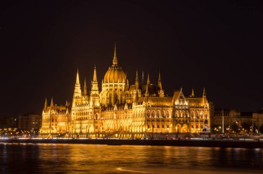 Macaristan Parlamento Binası, Macaristan 'ın önemli bir simgesi ve Budapeşte' de popüler bir turizm merkezidir.