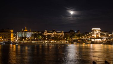 Macaristan 'ın başkenti Budapeşte' nin tarihi merkezinde Tuna Nehri üzerindeki Zincir köprüsünün manzarası