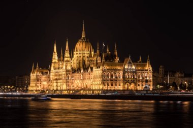 Macaristan Parlamento Binası, Macaristan 'ın önemli bir simgesi ve Budapeşte' de popüler bir turizm merkezidir.