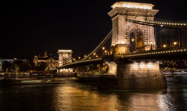 Macaristan 'ın başkenti Budapeşte' nin tarihi merkezinde Tuna Nehri üzerindeki Zincir köprüsünün manzarası