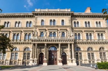 Macaristan 'ın başkenti Budapeşte' nin tarihi merkezindeki cadde manzarası