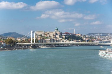 Macaristan 'ın Budapeşte kentinde Tuna Nehri manzarası. Tuna Nehri Avrupa 'nın en uzun ikinci nehridir.