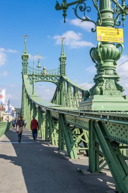 BUDAPEST, HUNGARY - 13 Ekim 2019: Budapeşte, Macaristan 'daki Özgürlük Köprüsü, Tuna Nehri üzerinden Buda ve Pest' i birbirine bağlıyor. Macaristan 'ın başkentinin eski kentinde yer alan ikonik yeşil köprü
