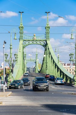 BUDAPEST, HUNGARY - 13 Ekim 2019: Budapeşte, Macaristan 'daki Özgürlük Köprüsü, Tuna Nehri üzerinden Buda ve Pest' i birbirine bağlıyor. Macaristan 'ın başkentinin eski kentinde yer alan ikonik yeşil köprü