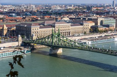 BUDAPEST, HUNGARY - 13 Ekim 2019: Budapeşte, Macaristan 'daki Özgürlük Köprüsü, Tuna Nehri üzerinden Buda ve Pest' i birbirine bağlıyor. Macaristan 'ın başkentinin eski kentinde yer alan ikonik yeşil köprü