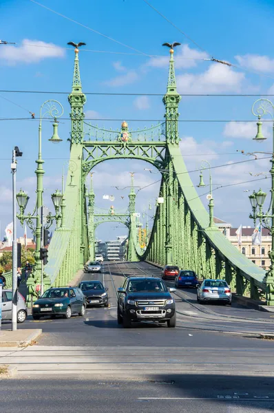 BUDAPEST, HUNGARY - 13 Ekim 2019: Budapeşte, Macaristan 'daki Özgürlük Köprüsü, Tuna Nehri üzerinden Buda ve Pest' i birbirine bağlıyor. Macaristan 'ın başkentinin eski kentinde yer alan ikonik yeşil köprü