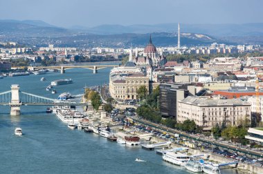 BUDAPEST, HUNGARY - 13 Ekim 2019: Macaristan Parlamento Binası Macaristan 'ın önemli bir simgesi ve Budapeşte' de popüler bir turizm merkezidir.