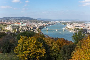 BUDAPEST, HUNGARY - 13 Ekim 2019: Macaristan 'ın başkenti Budapeşte' nin tarihi merkezi