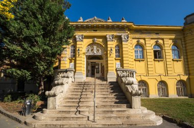 BUDAPEST, HUNGARY - 14 Ekim 2019: Szechenyi Medicinal Bath Budapeşte, Macaristan 'daki Avrupa' nın en büyük banyo komplekslerinden biridir.