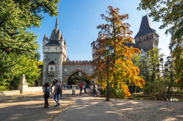 2019年10月14日 匈牙利布达佩斯城城堡 Vajdahunyad Castle 是匈牙利布达佩斯市公园的一座城堡 — 图库照片