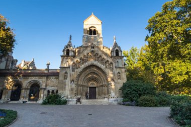 Macaristan 'ın Budapeşte kentindeki Vajdahunyad Şatosu' ndaki Şapel.