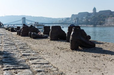 Budapeşte 'deki Tuna Nehri kıyısında ayakkabılar - İkinci Dünya Savaşı sırasında Macaristan Nazileri tarafından Budapeşte' de Tuna Nehri 'nde idam edilen Yahudilerin anısına dikildi.
