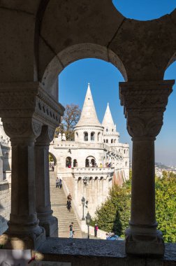 BUDAPEST, HUNGARY - 15 Ekim 2019: Fisherman 's Bastion Macaristan' ın başkenti Budapeşte 'deki en tanınmış eserlerden biridir