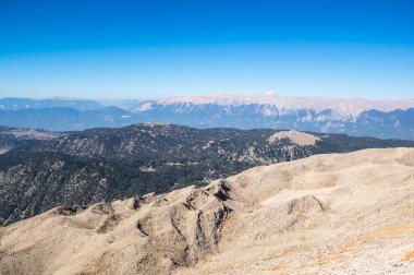Türkiye 'nin Antalya ilindeki Türk Rivierası' nda yer alan ve Kemer yakınlarındaki bir dağ olan Lycian Olympus olarak da bilinen Tahtali 'nin zirvesinden panoramik manzara