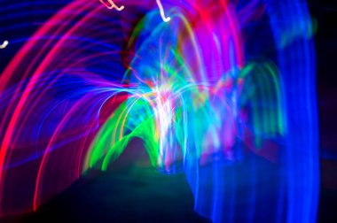 Şehir ışıklarının arabalardan, pencerelerden, sokak lambalarından ve parmaklıklardan soyut desenleri