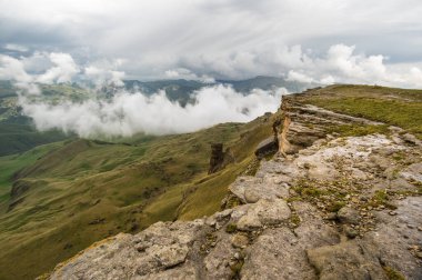 Rusya 'nın Karachay-Çerkesya Cumhuriyeti' ndeki Bermamyt Platosu 'nun panoramik manzarası