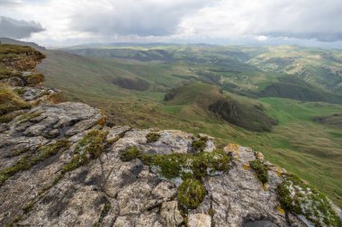 Rusya 'nın Karachay-Çerkesya Cumhuriyeti' ndeki Bermamyt Platosu 'nun panoramik manzarası