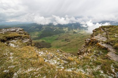 Rusya 'nın Karachay-Çerkesya Cumhuriyeti' ndeki Bermamyt Platosu 'nun panoramik manzarası