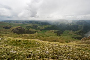 Rusya 'nın Karachay-Çerkesya Cumhuriyeti' ndeki Bermamyt Platosu 'nun panoramik manzarası