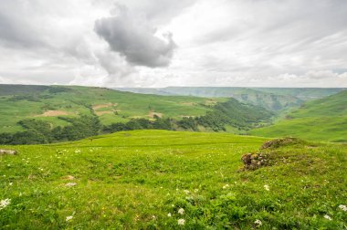Rusya 'nın Karachay-Çerkesya Cumhuriyeti' ndeki Bermamyt Platosu 'nun panoramik manzarası
