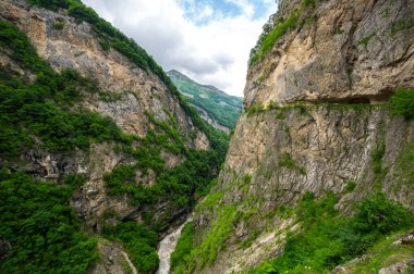 Kabardino-Balkaria, Rusya 'daki Kafkasya dağlarındaki Cherek Geçidi manzarası