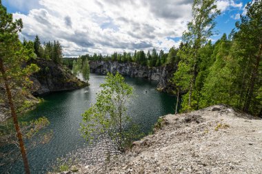 Ruskeala, Karelia, Rusya 'daki dağ parkındaki mermer kanyon.