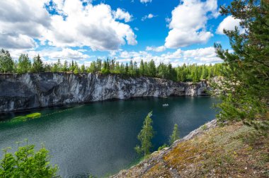 Ruskeala, Karelia, Rusya 'daki dağ parkındaki mermer kanyon.
