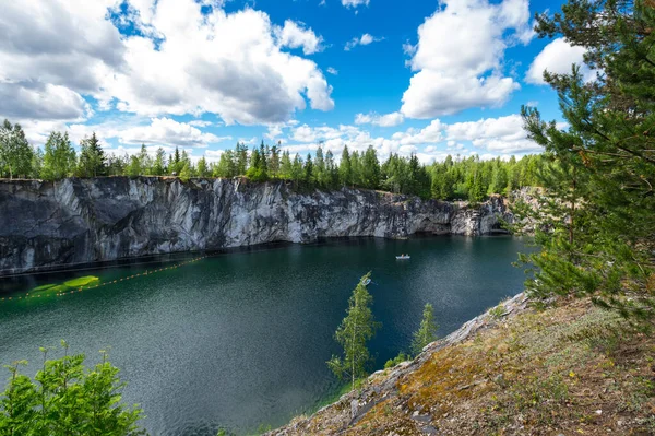 Ruskeala, Karelia, Rusya 'daki dağ parkındaki mermer kanyon.