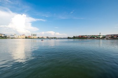 Rusya 'nın Tataristan Cumhuriyeti' nin başkenti Kazan 'ın tarihi merkezinde Nizhny Kaban Gölü manzarası