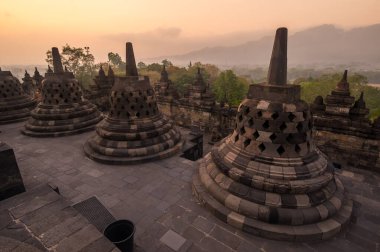 Borobudur, Endonezya 'nın başkenti Cava' da 9. yüzyıl Mahayana Budist tapınağıdır. Burası dünyanın en büyük Budist tapınağı..