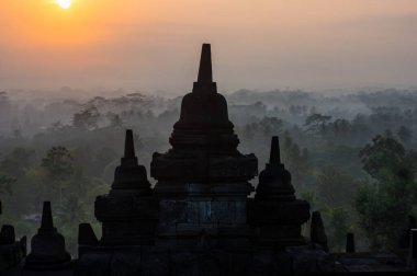 Borobudur, Endonezya 'nın başkenti Cava' da 9. yüzyıl Mahayana Budist tapınağıdır. Burası dünyanın en büyük Budist tapınağı..