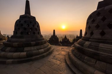 Borobudur, Endonezya 'nın başkenti Cava' da 9. yüzyıl Mahayana Budist tapınağıdır. Burası dünyanın en büyük Budist tapınağı..