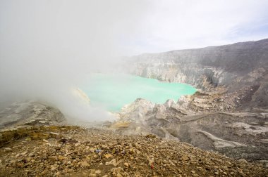 Doğu Java, Endonezya 'da turkuaz renkli asidik krater gölü olan Ijen volkanı.