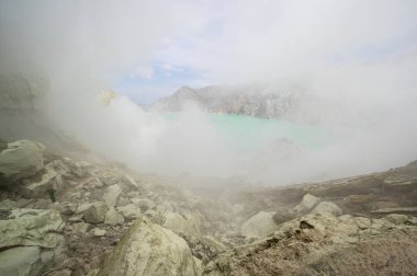 Doğu Java, Endonezya 'da turkuaz renkli asidik krater gölü olan Ijen volkanı.