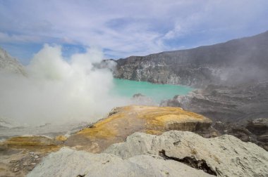 Doğu Java, Endonezya 'da turkuaz renkli asidik krater gölü olan Ijen volkanı.